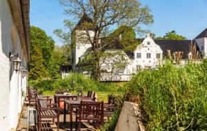 5 Bedroom Lovely Apartment In Tylstrup