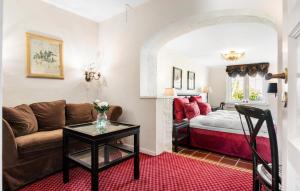 5 Bedroom Lovely Apartment In Tylstrup