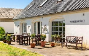 5 Bedroom Lovely Apartment In Tylstrup