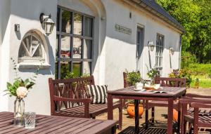 5 Bedroom Lovely Apartment In Tylstrup