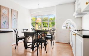 5 Bedroom Lovely Apartment In Tylstrup