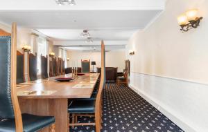 5 Bedroom Lovely Apartment In Tylstrup