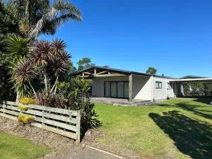 Hosts on the Coast Retreat 34 - Cooks Beach