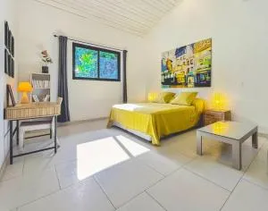 SHARED POOL King Bed & Air-Conditioned Cozy Apartment - Tuarea