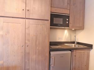 Studio rénové ski aux pieds proche centre, Wi-Fi, pour 2 - FR-1-182-157