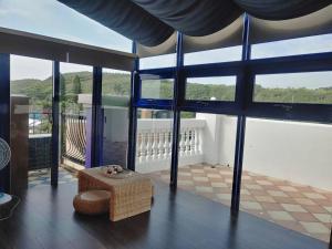 Phòng Deluxe Giường Đôi Với Ban Công và Tầm Nhìn Ra Biển (Deluxe Double Room with Balcony and Sea View)