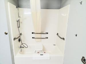 King Room - Disability Access room in Express Inn Parsons