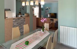 2 Bedroom Awesome Home In Zeliski