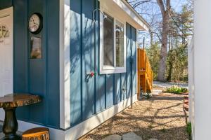 Modern & Cozy on Private Lane, Minutes to Airport