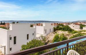 Cozy Apartment In Kastel Kambelovac