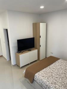 GlamByAJ with free parking and Netflix