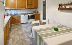 2 Bedroom Gorgeous Home In Tanumshede