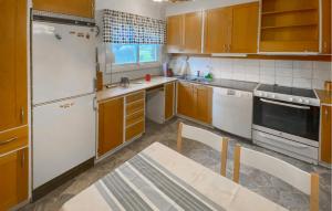 2 Bedroom Gorgeous Home In Tanumshede