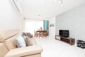 Ivory Suite seafront with views!- Fl 12 by Homely