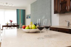 Ivory Suite seafront with views!- Fl 12 by Homely