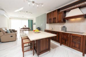 Ivory Suite seafront with views!- Fl 12 by Homely