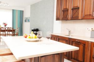 Ivory Suite seafront with views!- Fl 12 by Homely