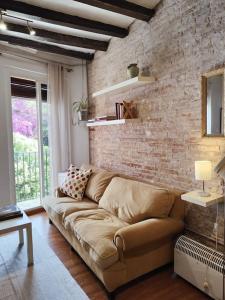 Acollidor loft situat en una tranquil·la plaça