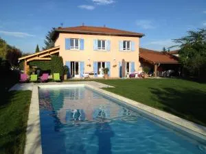 Maison privatisée avec piscine et jardin 4 chambres - Savigny