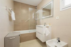 Cozy apartment, with sea views, large private terrace, close to the beach, El Faro, Mijas