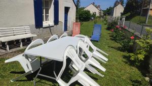 Maison plain pied, 2 chambres, longère typique , fraiche, dans bourg avec tous commerces