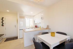 Cozy apartment, with sea views, large private terrace, close to the beach, El Faro, Mijas