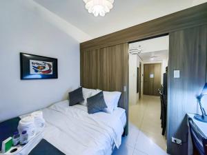 1BR Condotel with Balcony at FAME Residences #FM09