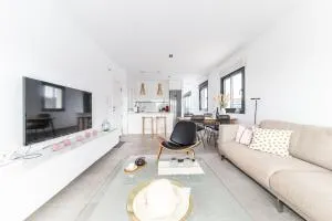 Villa Armonía, with private heated pool - by OYOOSTAYS - Dolores