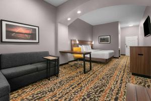 King Room with Bath Tub - Mobility Accessible/Non-Smoking room in La Quinta by Wyndham Belton - Temple South