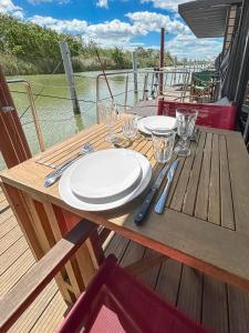 Bateaux Bord du Canal du Rhone a Sete sur Cesar : photos des chambres