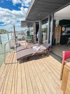 Bateaux Bord du Canal du Rhone a Sete sur Cesar : photos des chambres