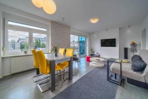 Silver Apartment With Hot Tub And Balcony - Happy Rentals