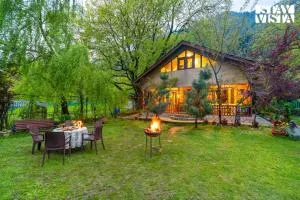 StayVista at Maryam Cottage - Pet-friendly Villa with Alfresco Dining, BBQ, Bonfire - Anantnāg