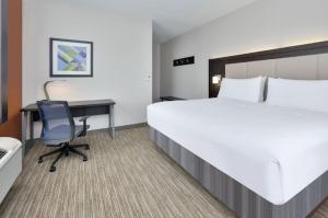 King Suite - Non-Smoking room in Holiday Inn Express Hotel & Suites Duncanville an IHG Hotel