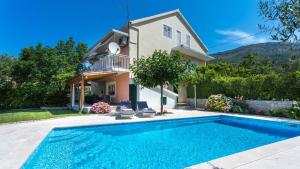 Relaxing and cozy apartments with pool Sara&Nino