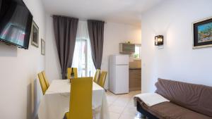 Relaxing and cozy apartments with pool Sara&Nino