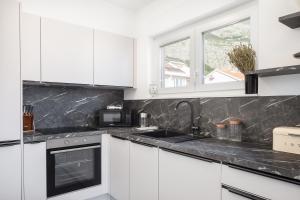 TT Apartment with sea view and private parking