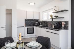 TT Apartment with sea view and private parking