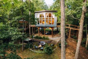 One-of-a-Kind Romantic Treehouse! Hot Tub & Jukebox, 1hr to Nashville!