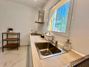 2 bedroom apartment walking distance to the beach