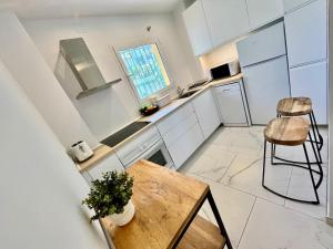 2 bedroom apartment walking distance to the beach