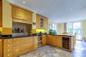 Pass the Keys Spacious Victorian Home with Free Parking