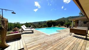 Villa de caractère en pierre avec piscine et vue mer et montagne