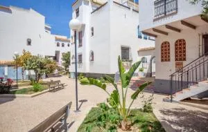 Gorgeous Apartment In Torrevieja - Торрев'єха