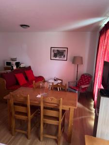 Appartements Super Besse chez Sophie 2ch, sejour, wifi, 2tv, rdc, terrasse, parc, piscine, pkg : photos des chambres