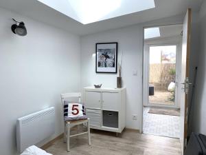 Maisons de vacances Maison de charme avec terrasse, a 900m du port de Perros-Guirec - 5 pers, 2 chambres, bien equipee - FR-1-368-421 : photos des chambres