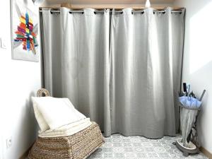 Maisons de vacances Maison de charme avec terrasse, a 900m du port de Perros-Guirec - 5 pers, 2 chambres, bien equipee - FR-1-368-421 : photos des chambres