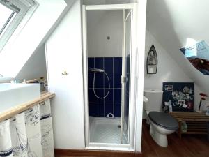 Maisons de vacances Maison de charme avec terrasse, a 900m du port de Perros-Guirec - 5 pers, 2 chambres, bien equipee - FR-1-368-421 : photos des chambres