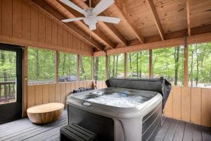 Chalet Cabin w Hot Tub WiFi Firepit Grill Deck
