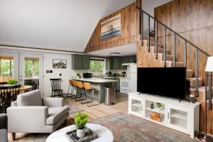 Chalet Cabin w Hot Tub WiFi Firepit Grill Deck